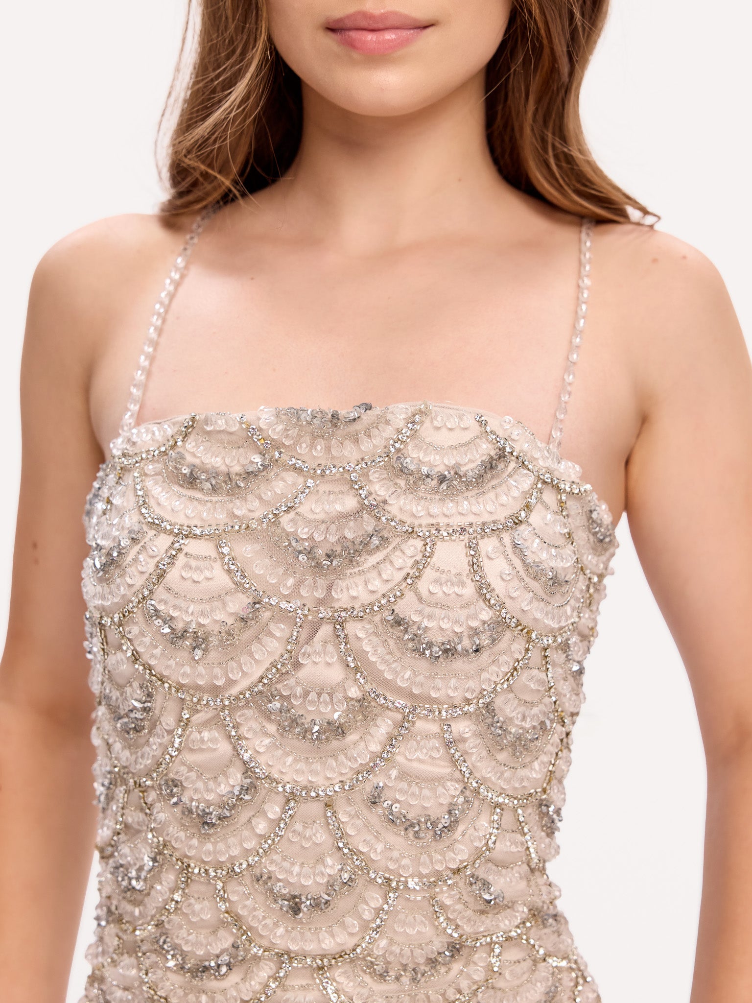 Detaliu al corsetului rochiei mini, evidențiind broderia realizată manual cu cristale