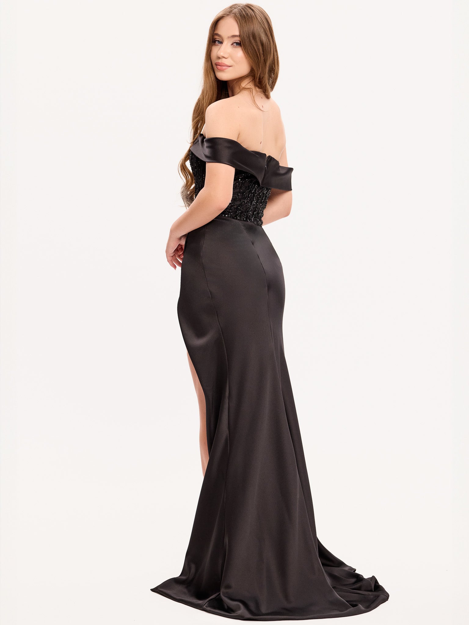 Rochie cu fustă lungă și deschidere laterală îndrăzneață – un look perfect pentru evenimente de gală