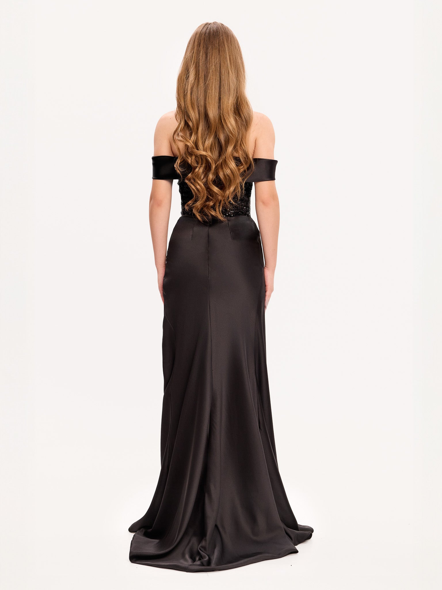 Vedere din spate a rochiei negre din satin – fluiditate și eleganță într-un design clasic