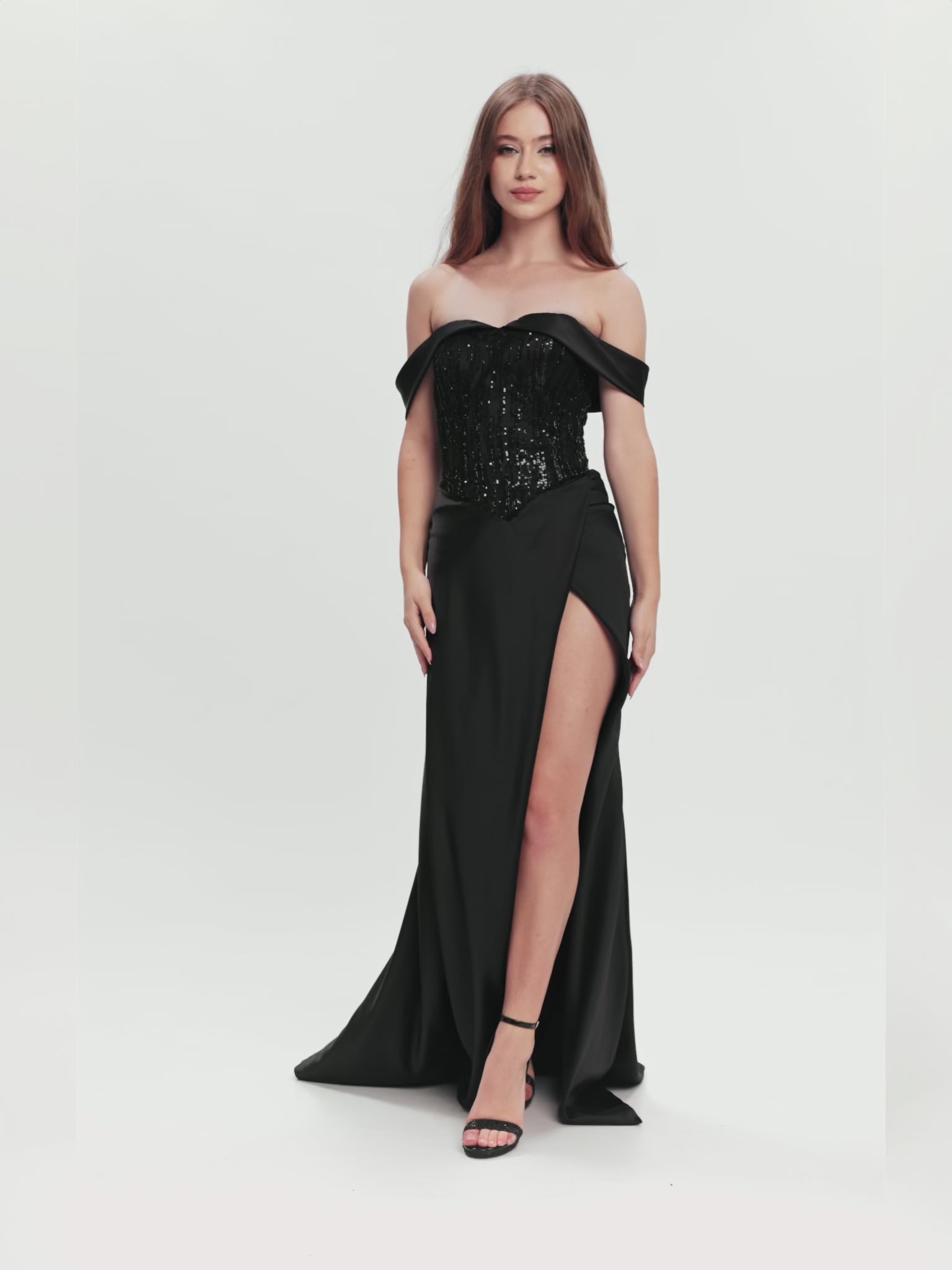 Rochie de seară cu corset din paiete și fustă din satin în mișcare – un look de neuitat pentru evenimente elegante