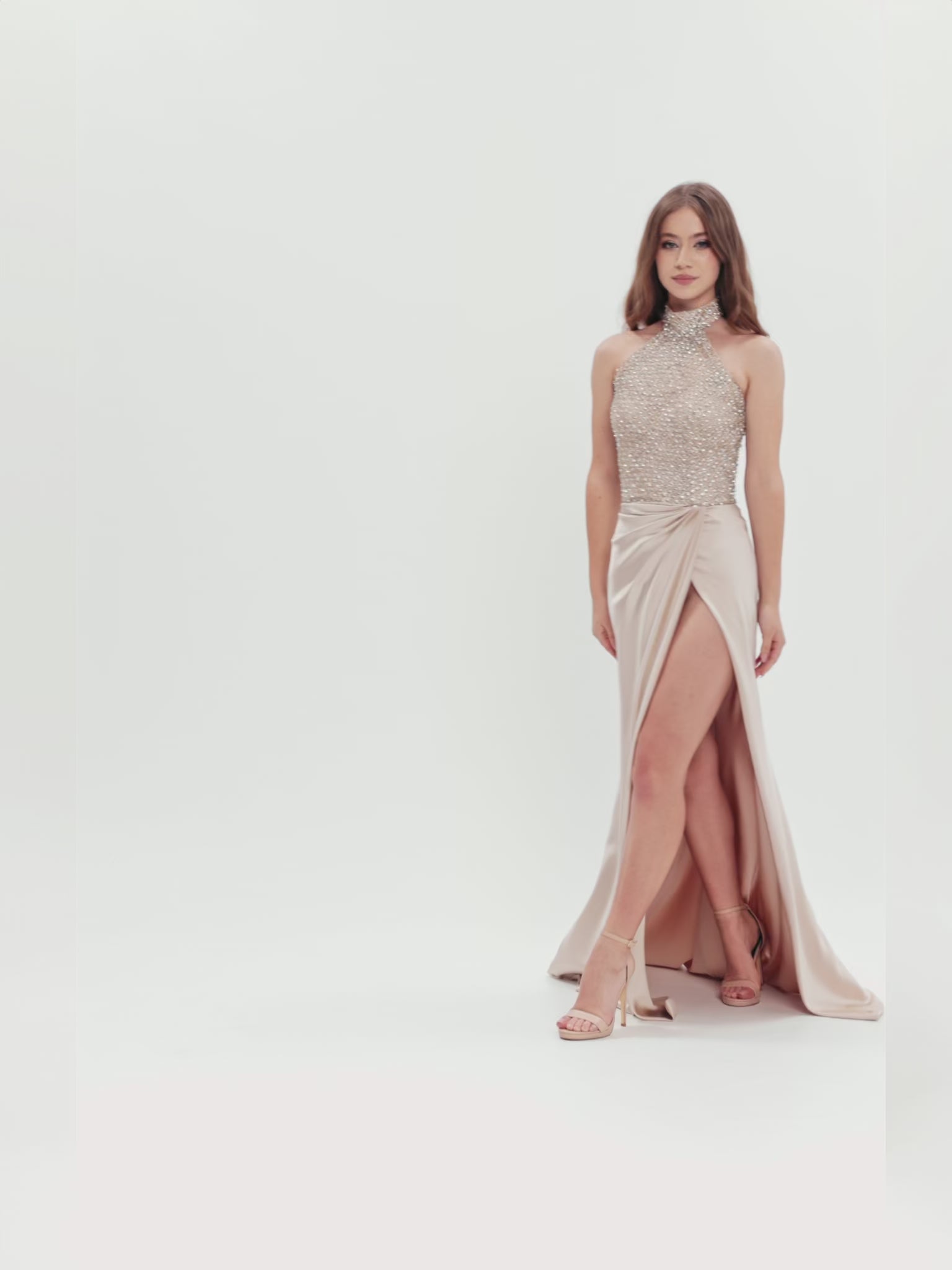 Clip de prezentare a unei rochii de seară cu corset brodat manual, fustă din mătase taffeta și slit elegant.